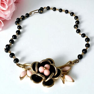Vintage Art Deco Gripiox Glass Black & Pink Flower Choker Necklace.